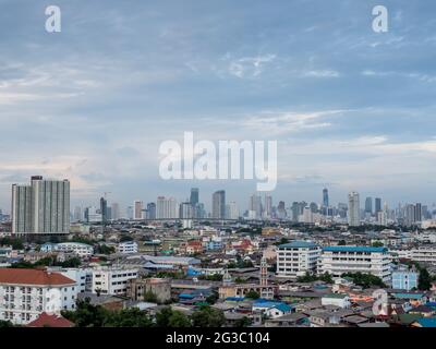 BANGKOK - 15 JUILLET : gratte-ciel à Bangkok, Thaïlande, sous le ciel nocturne, le 15 juillet 2015. Banque D'Images