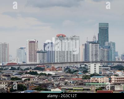 BANGKOK - 15 JUILLET : gratte-ciel à Bangkok, Thaïlande, sous le ciel nocturne, le 15 juillet 2015. Banque D'Images