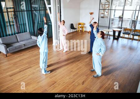 Groupe de personnes faisant des exercices pour la relaxation et la méditation Banque D'Images