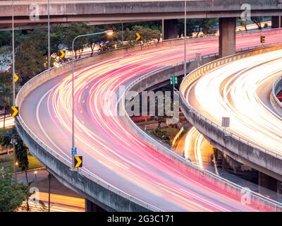 BANGKOK - 15 JUILLET : gratte-ciel à Bangkok, Thaïlande, sous le ciel nocturne, le 15 juillet 2015. Banque D'Images