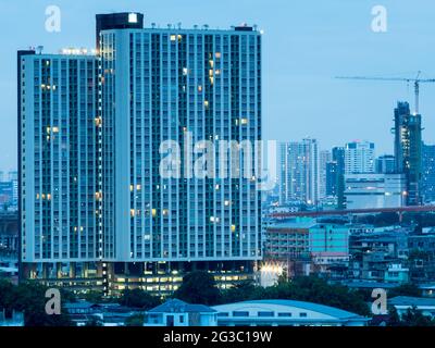 BANGKOK - 15 JUILLET : gratte-ciel à Bangkok, Thaïlande, sous le ciel nocturne, le 15 juillet 2015. Banque D'Images