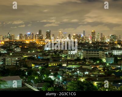 BANGKOK - 15 JUILLET : gratte-ciel à Bangkok, Thaïlande, sous le ciel nocturne, le 15 juillet 2015. Banque D'Images