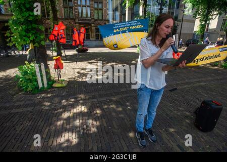 Plein, la Haye, pays-Bas. Mardi 15 juin 2021. MiGreat. Face au Parlement, un manifestant de prêts lit quelques noms des quelque 44,000 000 réfugiés qui ont perdu la vie sur les eaux et les passages frontaliers de l'Europe. Le dimanche 20 juin 2021 est la Journée mondiale des réfugiés. Non loin du Parlement et de la station balnéaire hollandaise de Scheveningen, une manifestation commémorative aura lieu. La manifestation, qui dure un mois, est organisée dans 25 villages et villes des pays-Bas. Credit: Charles M Vella/Alay Live News Banque D'Images