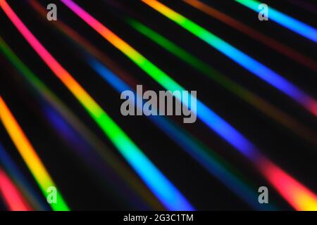 Arrière-plan holographique au néon. Bandes arc-en-ciel fluo sur fond sombre. Mise au point douce Résumé arc-en-ciel couleur bandes d'ondes arrière-plan horizontal Banque D'Images