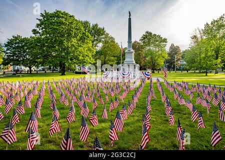 Un mémorial de guerre sur la ville commune de barre, Massachusetts décoré pour le jour du souvenir Banque D'Images