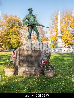 Un mémorial de guerre sur la ville commune de barre, Massachusetts décoré pour le jour du souvenir Banque D'Images