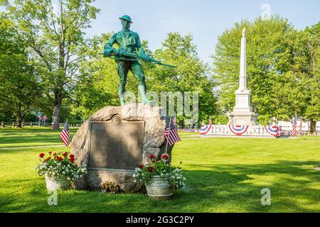 Un mémorial de guerre sur la ville commune de barre, Massachusetts décoré pour le jour du souvenir Banque D'Images