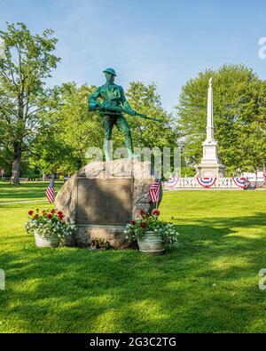 Un mémorial de guerre sur la ville commune de barre, Massachusetts décoré pour le jour du souvenir Banque D'Images