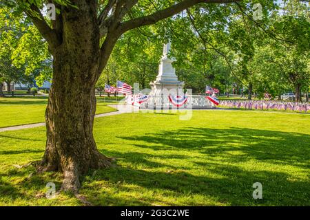 Un mémorial de guerre sur la ville commune de barre, Massachusetts décoré pour le jour du souvenir Banque D'Images