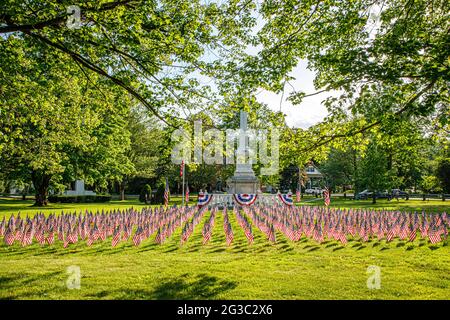 Un mémorial de guerre sur la ville commune de barre, Massachusetts décoré pour le jour du souvenir Banque D'Images