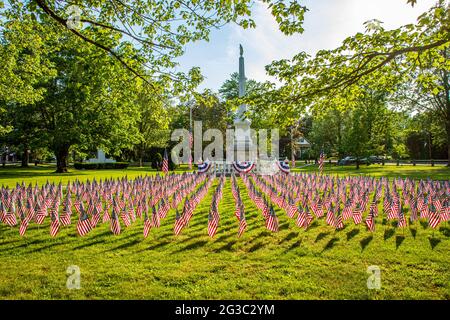 Un mémorial de guerre sur la ville commune de barre, Massachusetts décoré pour le jour du souvenir Banque D'Images