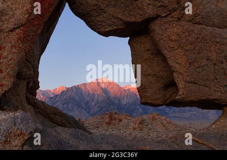 Vue de l'est de la Sierra Nevadas à travers Boot Arch dans Alabama Hills Banque D'Images