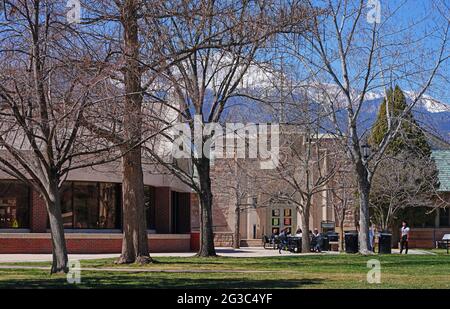 COLORADO SPRINGS, CO- 9 APR 2021- vue sur le campus du Colorado College, un collège privé situé au pied de Pikes Peak Mountain dans Colorado SPR Banque D'Images