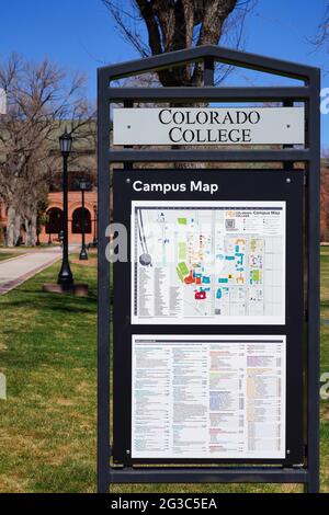 COLORADO SPRINGS, CO- 9 APR 2021- vue sur le campus du Colorado College, un collège privé situé au pied de Pikes Peak Mountain dans Colorado SPR Banque D'Images