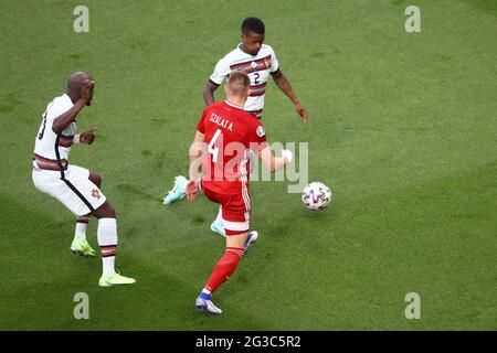 BUDAPEST, HONGRIE - JUIN 15: Nélson Semedo (2) du Portugal dribbles passent le joueur hongrois Attila Szalai (4) lors du match de championnat F de l'UEFA Euro 2020 entre la Hongrie et le Portugal le 15 juin 2021 à Budapest, Hongrie. (Photo par MB Media) Banque D'Images