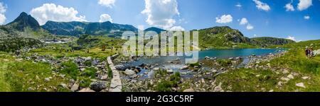 Panorama sur la montagne de Rila en voyage pour sept lacs de Rila, Bulgarie. Le lac Bliznaka est le quatrième des sept lacs Rila. Banque D'Images