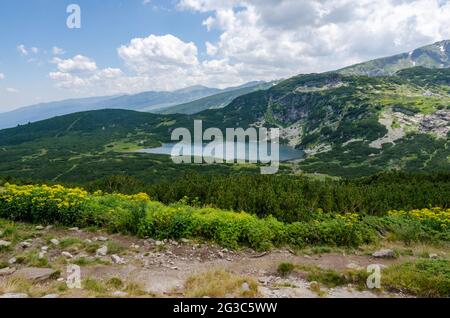 Panorama sur la montagne de Rila en un voyage pour sept lacs de Rila. Bulgarie. Le lac inférieur est le plus bas des sept lacs Rila. Banque D'Images