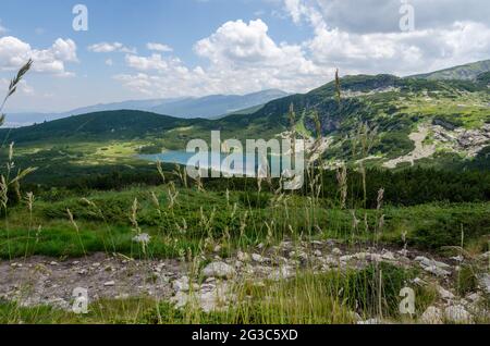 Panorama sur la montagne de Rila en un voyage pour sept lacs de Rila. Bulgarie. Le lac inférieur est le plus bas des sept lacs Rila. Banque D'Images