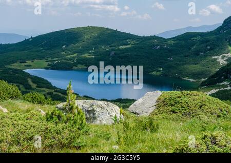 Panorama sur la montagne de Rila en un voyage pour sept lacs de Rila. Bulgarie. Le lac inférieur est le plus bas des sept lacs Rila. Banque D'Images