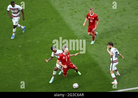 BUDAPEST, HONGRIE - JUIN 15: Ádám Szalai (9) de Hongrie est repris par le joueur portugais Nélson Semedo (2) lors du match de championnat F de l'UEFA Euro 2020 entre la Hongrie et le Portugal le 15 juin 2021 à Budapest, Hongrie. (Photo par MB Media) Banque D'Images