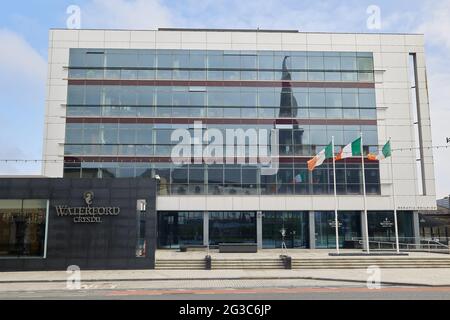 WATERFORD - IRLANDE - MAI 21-2021 bâtiment de la célèbre verrerie. Très vieux mais avec une rénovation récente Banque D'Images