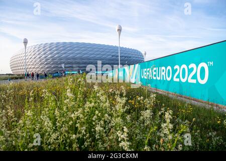 Munich, Allemagne. 15 juin 2021. Football: Championnat d'Europe, France - Allemagne, tour préliminaire, Groupe F, match 1. Le lettrage UEFA Euro 2020' est visible à l'extérieur du stade. Credit: Matthias balk/dpa/Alay Live News Banque D'Images