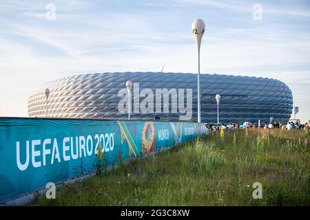 Munich, Allemagne. 15 juin 2021. Football: Championnat d'Europe, France - Allemagne, tour préliminaire, Groupe F, match 1. Le lettrage UEFA Euro 2020' est visible à l'extérieur du stade. Credit: Matthias balk/dpa/Alay Live News Banque D'Images