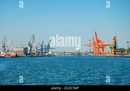 Port de Gdynia, Pologne. Vue générale avec les grues portuaires, les bâtiments et les quais Banque D'Images