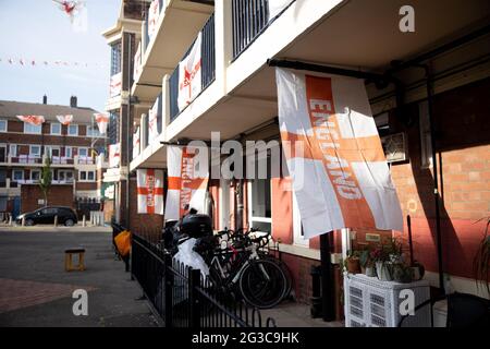Londres, Royaume-Uni. 15 juin 2021. Plus de 400 drapeaux d'Angleterre sont suspendus sur Kirby Estate pour soutenir l'équipe à domicile pour l'UEFA. Yuen Ching ng/Alay Live News. Banque D'Images