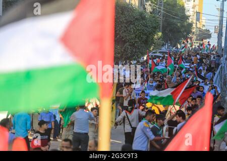 Gaza, la bande de Gaza, Palestine. 15 juin 2021. Les Palestiniens de la ville de Gaza organisent une marche des drapeaux palestiniens en solidarité avec la ville de Jérusalem crédit: Mahmoud Khatab/Quds Net News/ZUMA Wire/Alamy Live News Banque D'Images