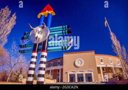 Un « totem Buffalo Spirit » avec un crâne de Buffalo décore le bâtiment du Capitole du Nouveau-Mexique à Santa Fe. Le totem symbolise l'abondance. Remarque s Banque D'Images