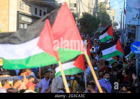 Gaza, la bande de Gaza, Palestine. 15 juin 2021. Les Palestiniens de la ville de Gaza organisent une marche des drapeaux palestiniens en solidarité avec la ville de Jérusalem crédit: Mahmoud Khatab/Quds Net News/ZUMA Wire/Alamy Live News Banque D'Images