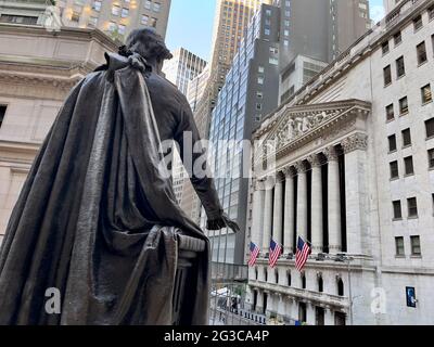 Statue de George Washington à la façade du bâtiment du Federal Hall et de la Bourse de New York en arrière-plan. Banque D'Images
