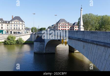 Le pont Louis XV, un pont de trois arches, fut construit en face de la porte notre-Dame, aujourd'hui rue Solferino, et inauguré en 1733 par le Roi Banque D'Images