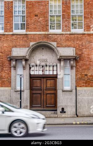 Les restes d'un panneau lisant la police peut être vue juste au-dessus de la porte de l'ancien poste de police sur la route Theobalds, Holborn. Banque D'Images