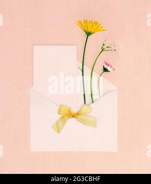 carte de vœux minimaliste avec fleurs dans une enveloppe avec espace pour le design Banque D'Images