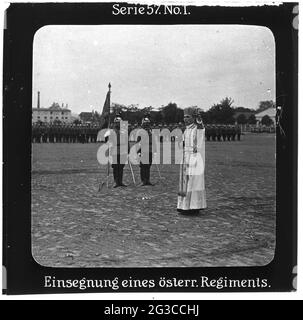 Projection für alle - Die Eroberung Serbiens. Série 57. Non 1. Einsegnung eines österreichischen régiments. Die Firma „projection für alle“ wurde 1905 von Max Skladanowsky (1861-1939) gegründet. Sie produzierte bis 1928 FAST 100 Serien zu je 24 Glasdias im format 8,3 x 8,3 cm im sog. Verfahren. Die Serien umfasten Städte, Länder, Landschaften, Märchen und Sagen, das Alte Testament U. den 1. Weltkrieg. Banque D'Images