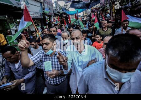 Gaza, Palestine. 15 juin 2021. Des manifestants scandaient des slogans lors d'une manifestation dans le sud de la bande de Gaza, contre la « marche du drapeau » organisée par des colons israéliens d'extrême-droite à Jérusalem-est. Crédit : SOPA Images Limited/Alamy Live News Banque D'Images