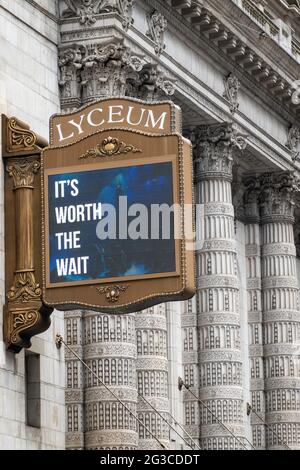 Lyceum Theatre avec Broadway retharner message, 149 West 45th Street, NYC, Etats-Unis Banque D'Images