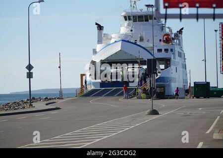 Car-ferry amarré dans le port Virtsu, Estonie sur la mer Baltique. Navire RO-ro dans un port maritime de près. Les chariots sont en attente de déchargement. Banque D'Images