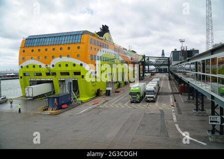 Les camions du terminal portuaire attendent l'entrée du ferry. RO RO navire amarré dans le port d'Helsinki sur la mer Baltique, Finlande, Europe. Banque D'Images