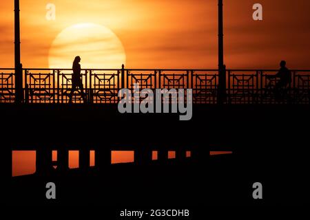 Wiesbaden, Allemagne. 15 juin 2021. Une femme traverse le pont Theodor Heuss au coucher du soleil. Credit: Sebastian Gollnow/dpa/Alay Live News Banque D'Images