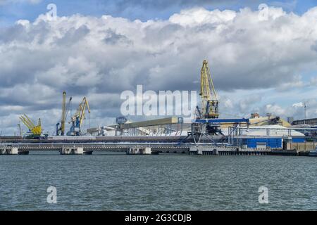 KLAIPEDA, LITUANIE, 10 JUILLET 2016 : vue du terminal en vrac du port maritime, Klaipeda, Lituanie, Europe. Banque D'Images