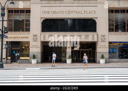 One Grand Central place est situé sur East 42nd Street, New York City Banque D'Images