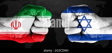 L'Iran contre Israël pointant le poing l'un vers l'autre avec un drapeau peint sur fond de mains. La carte du monde et le poing de deux pays Banque D'Images