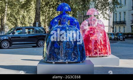 Les taxis classiques londoniens passent devant la sculpture « Blue & White Infanta Margarita » de Manolo Valdes, qui fait partie du Mayfair Sculpture Trail 2021 Banque D'Images