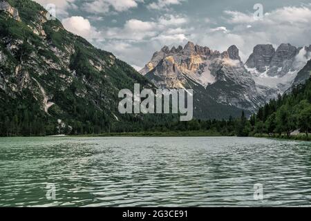 Vue sur le lac au sud dans les Dolomites d'Ampezzo, en Italie. Lago di Landro. Banque D'Images