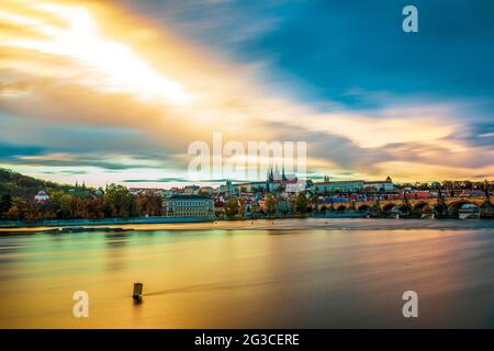 Vue panoramique sur le château de Prague de l'autre côté de la Vltava, République tchèque. Banque D'Images