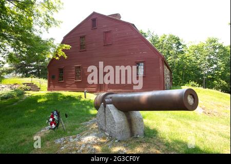 Un canon devant la prison de Old York - 1720 - un des plus anciens bâtiments de prison des États-Unis - York Village, Maine, USA. Un site historique. Banque D'Images