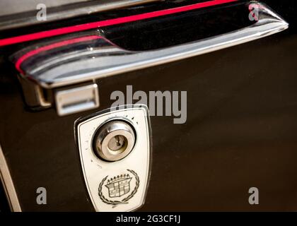 Vintage 70s Cadillac Seville poignée de porte de voiture gros plan Banque D'Images